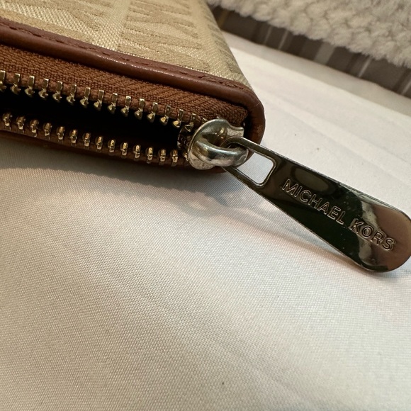 MICHAEL KORS TAN MONOGRAM TOTE 15x9 & ZIP AROUND WALLET - Picture 14 of 16